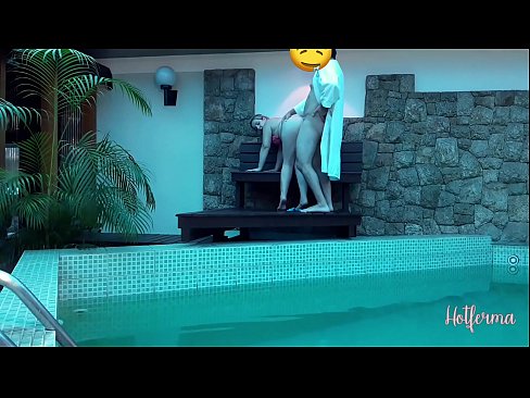 ❤️ Bosi fton shërbëtoren në pishinë, por nuk mundi t'i rezistonte një nxehtësie ❤️❌ Super seks tek ne ❌